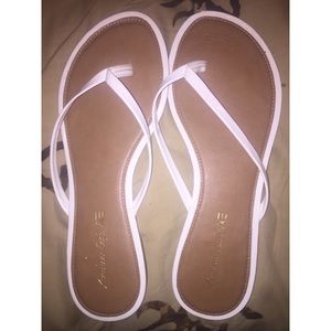 American Eagle flip flops